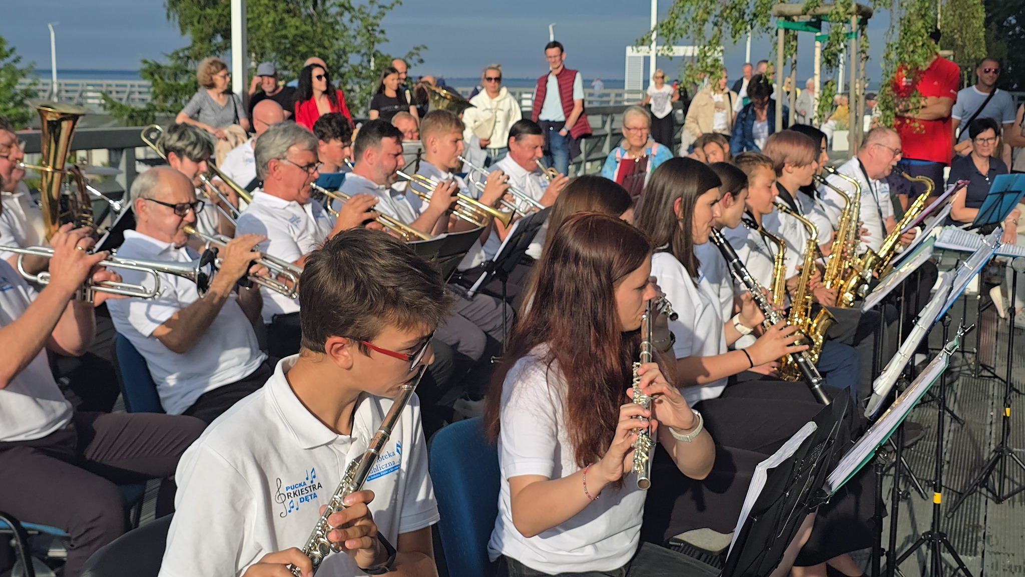 Orkiestra podczas występu dla publiczności