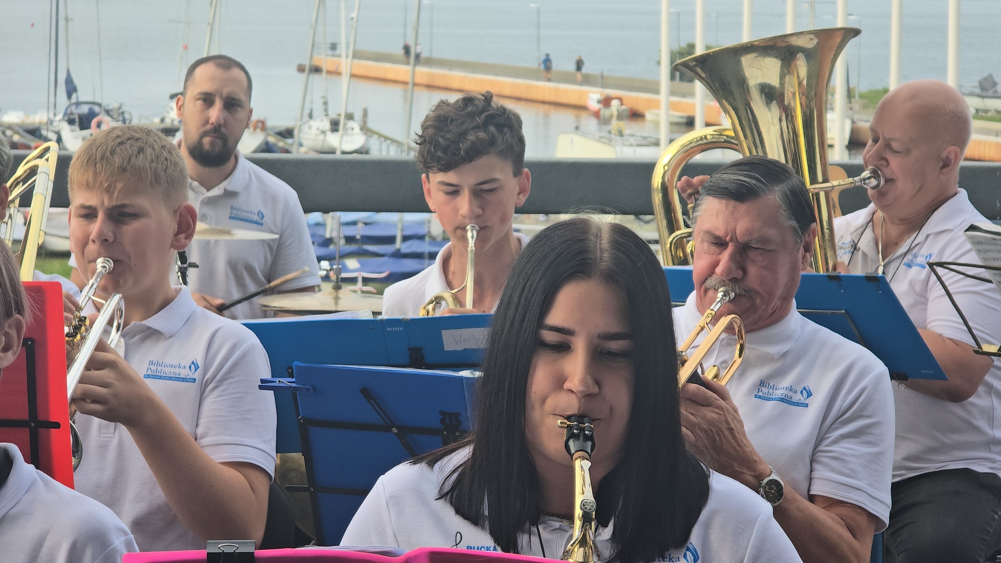 Muzycy grający na instrumentach dętych